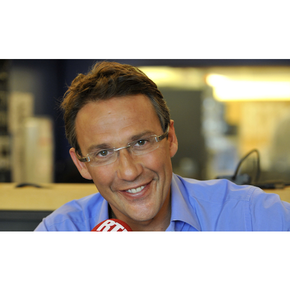 Avec 1,25 million d'auditeurs en moyenne, Julien Courbet présente sur RTL le programme de journée réalisant la meilleure audience de la FM.