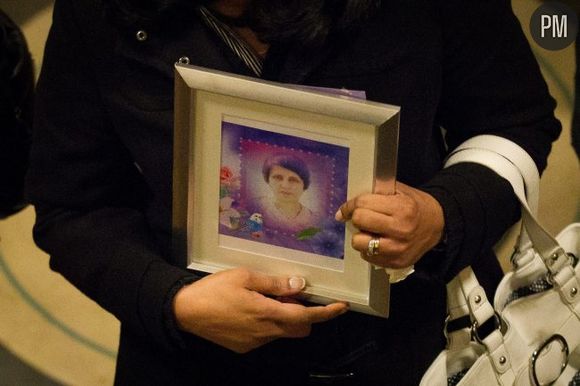 Une femme porte un portrait de Jacintha Saldanha, l'infirmière retrouvée pendue, lors de sa veillée funèbre le 14 décembre 2012.