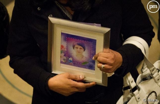Une femme porte un portrait de Jacintha Saldanha, l'infirmière retrouvée pendue, lors de sa veillée funèbre le 14 décembre 2012.