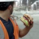 Carl's Jr fait une publicité pour son Super Bacon Cheeseburger avec Henry Cavill.
