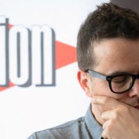 Nicolas Demorand reste à Libération mais rend son tablier de directeur de la rédaction