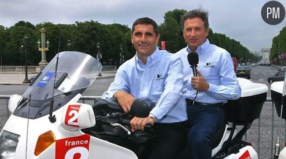 Laurent Jalabert et Michel Drucker sur une moto du Tour de France de France Télévisions