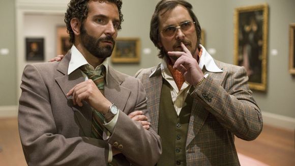 Bande-annonce : Christian Bale et Bradley Cooper méconnaissables dans "American Hustle"