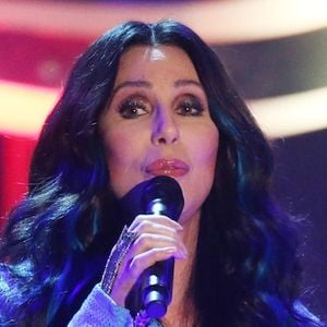 Cher de retour dans le top 5 des charts britanniques.