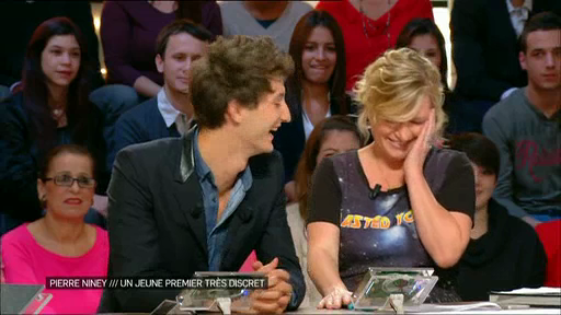 Pierre Niney donne un feu de joue à Anne-Elisabeth Lemoine sur Canal+