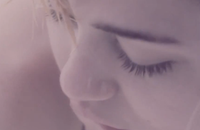 Miley Cyrus dévoile le clip de "Adore You"