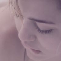 Clip : Miley Cyrus en sous-vêtements dans son lit pour "Adore You"