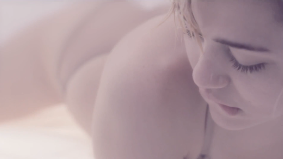 Clip : Miley Cyrus en sous-vêtements dans son lit pour "Adore You"