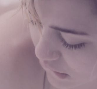 Miley Cyrus dévoile le clip de 'Adore You'