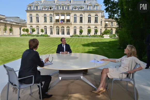 François Hollande reçoit Claire Chazal et Laurent Delahousse à domicile, en juillet 2013.