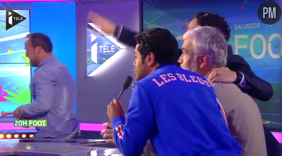 Cyril Hanouna perturbe le direct de Pascal Praud sur i-TELE.