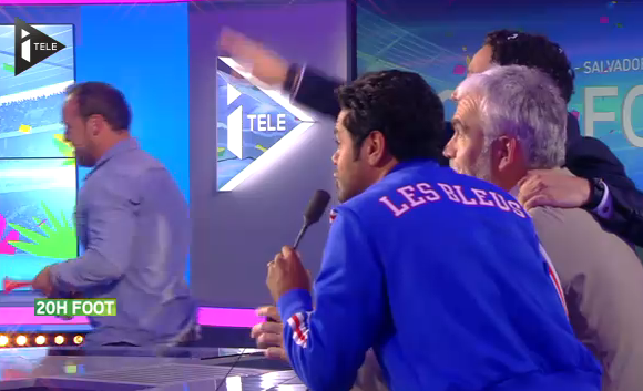 Cyril Hanouna perturbe le direct de Pascal Praud sur i-TELE.