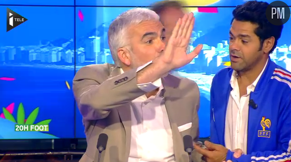 Cyril Hanouna perturbe le direct de Pascal Praud sur i-TELE.