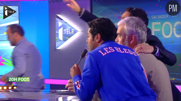 Cyril Hanouna perturbe le direct de Pascal Praud sur i-TELE.