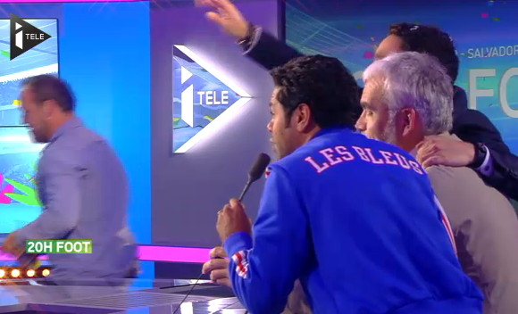 Cyril Hanouna perturbe le direct de Pascal Praud sur i-TELE.