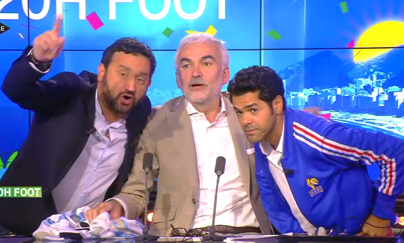 Cyril Hanouna perturbe le direct de Pascal Praud sur i-TELE.