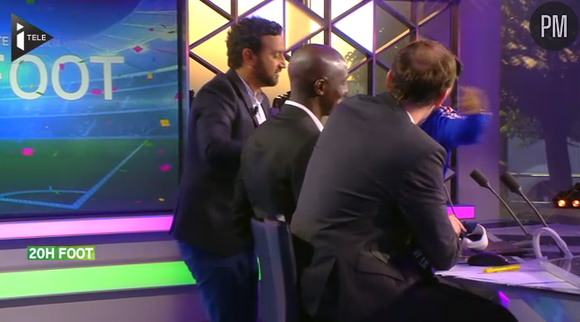 Cyril Hanouna perturbe le direct de Pascal Praud sur i-TELE.