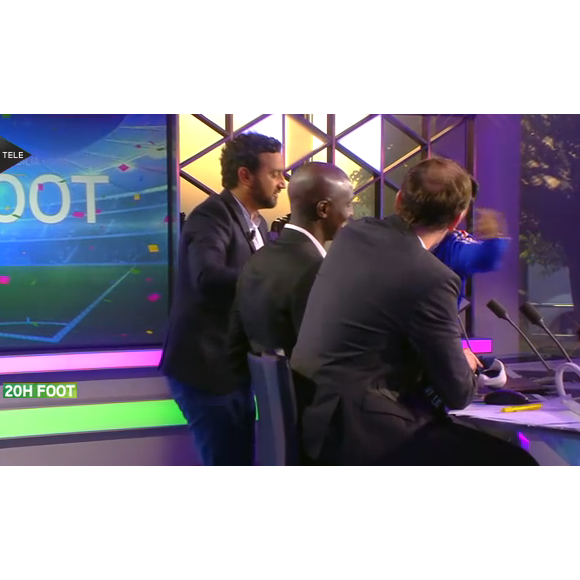 Cyril Hanouna perturbe le direct de Pascal Praud sur i-TELE.