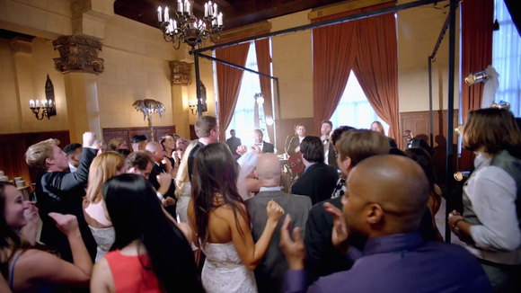 Clip : Maroon 5 s'invite dans plusieurs mariages avec "Sugar"