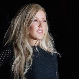 Ellie Goulding en tête des charts britanniques