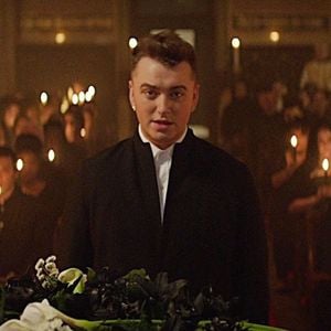 Sam Smith dans le clip de "Lay Me Down"