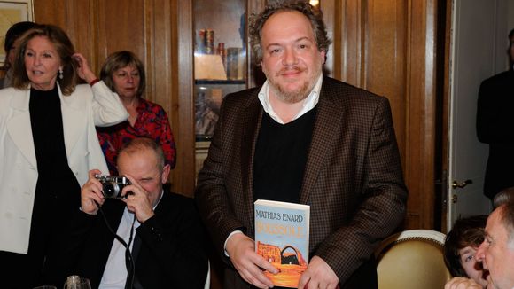 France Info : Quand une journaliste tente (sans succès) d'interviewer le Goncourt en direct