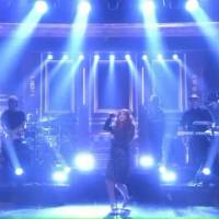 La grosse chute de Meghan Trainor chez Jimmy Fallon