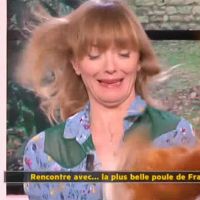 Maya Lauqué effrayée par une poule dans "La Quotidienne"