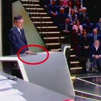 Débat sur TF1 : François Fillon regardait l'heure et utilisait WhatsApp sur son portable