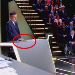 François Fillon sur son portable pendant le débat présidentiel.