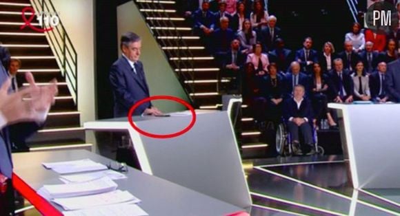 François Fillon sur son portable pendant le débat présidentiel.