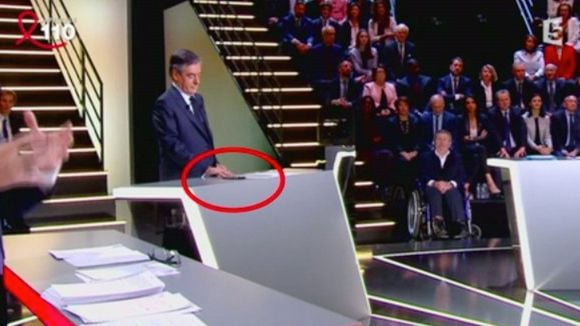 Débat sur TF1 : François Fillon regardait l'heure et utilisait WhatsApp sur son portable