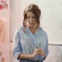 Pub : Pour les 50 ans de Conforama, Nabilla donne un cours de Twitter