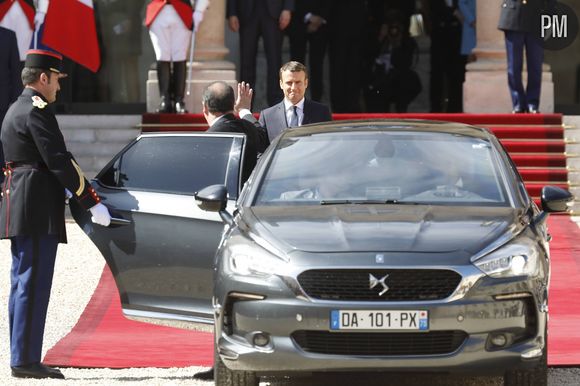 Emmanuel Macron arrive, François Hollande part.