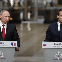 Au côté de Poutine, Macron tacle les médias russes