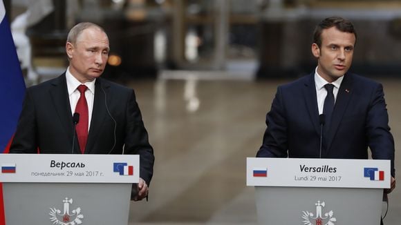 Au côté de Poutine, Macron tacle les médias russes