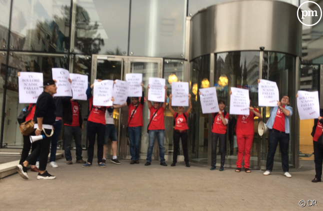 Les militants de l'association Aides, devant le siège de Canal+.