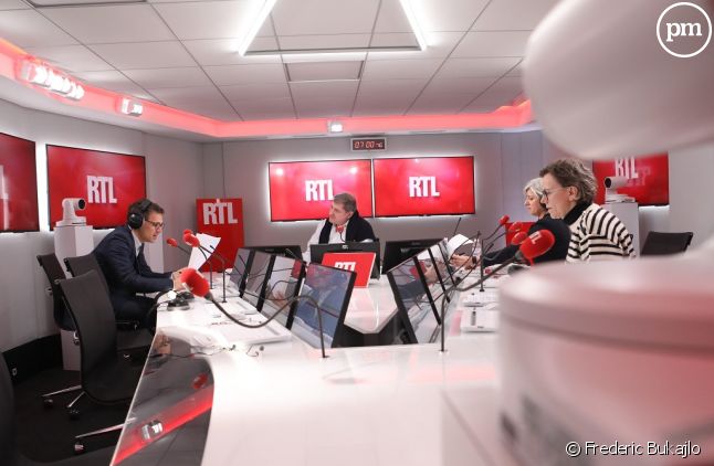 Yves Calvi dans les nouveaux studios de RTL