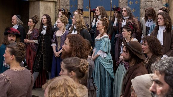 "Versailles" : Un acteur grièvement blessé sur le tournage de la série demande réparation