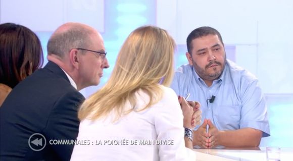 Un homme politique refuse de regarder une journaliste à la télé belge.