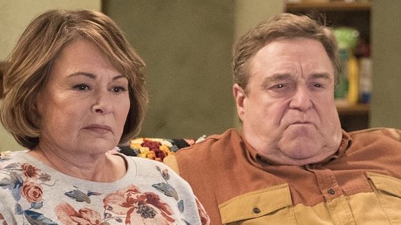 "Roseanne" : La série annulée après les tweets racistes de Roseanne Barr