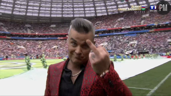 Robbie Williams fait un doigt d'honneur lors de la cérémonie d'ouverture de la Coupe du monde