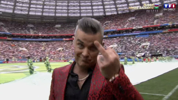 Mondial 2018 : L'étonnant doigt d'honneur de Robbie Williams en pleine cérémonie d'ouverture