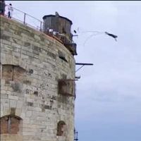 "Fort Boyard" : Patrick Cohen expulsé par une catapulte !