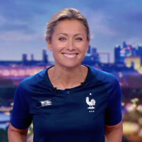 Face à France/Belgique sur TF1, Anne-Sophie Lapix arbore le maillot des Bleus au "20 Heures" de France 2