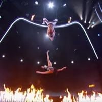 Enorme chute d'une trapéziste au-dessus des flammes dans "America's Got Talent"