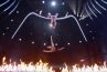 Enorme chute d'une trapéziste au-dessus des flammes dans "America's Got Talent"