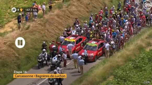 Tour de France : La course interrompue par une manifestation d'agriculteurs