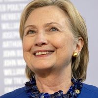 Hillary Clinton prépare une série sur le droit de vote des femmes américaines avec Steven Spielberg