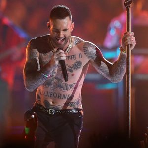 Adam Levine torse nu sur la scène du Super Bowl 2019